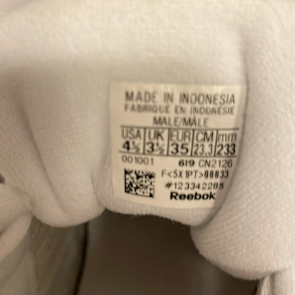 Reebok women’s/Youth. Never been worn. - Picture 5 of 5